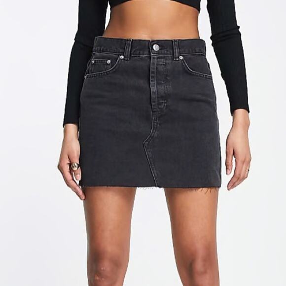 ASOS DESIGN Tall mid rise 'original' denim mini skirt in washed black size 10 - Picture 1 of 4